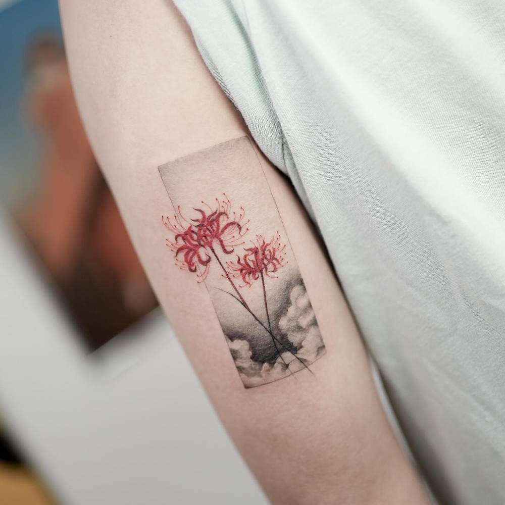 20 Stunning Spider Lily Tattoo Designs That&rsquo;ll Grow on You