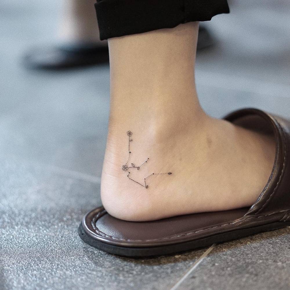 Delicate ankle constellation with floral touches