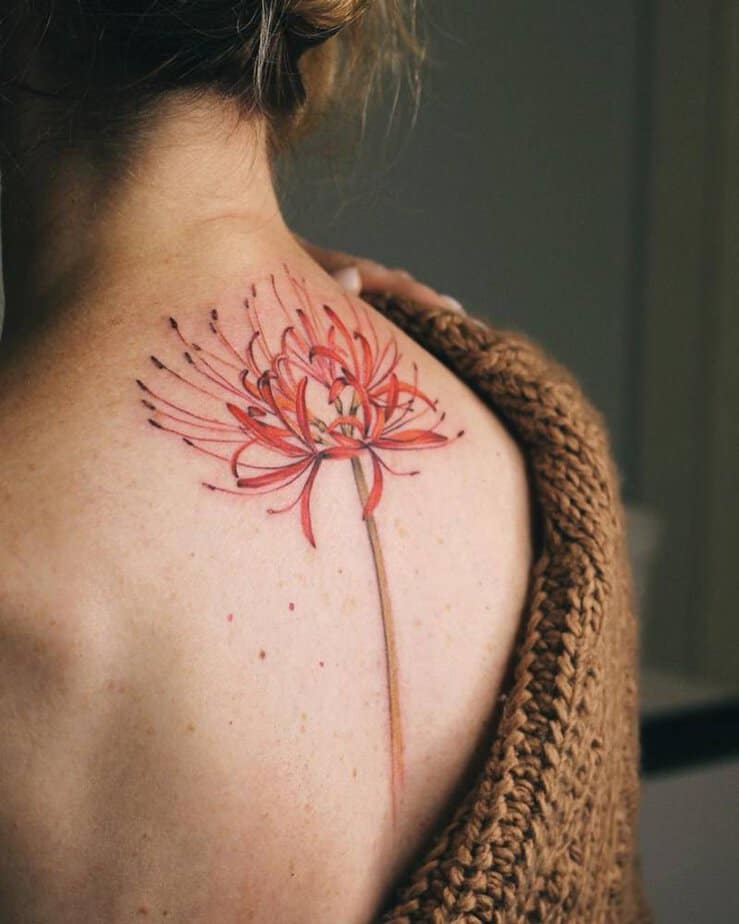 11.-Graceful-spider-lily-tattoo-on-the-back.jpg