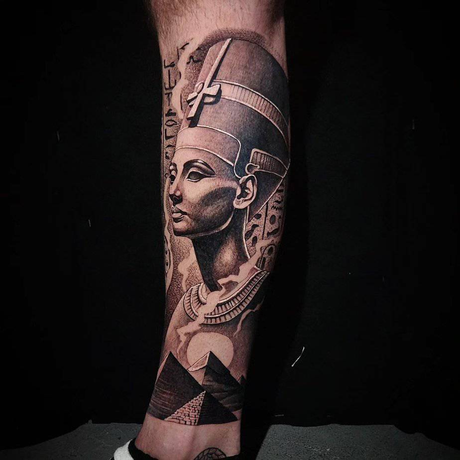 Nefertiti and the pyramid power