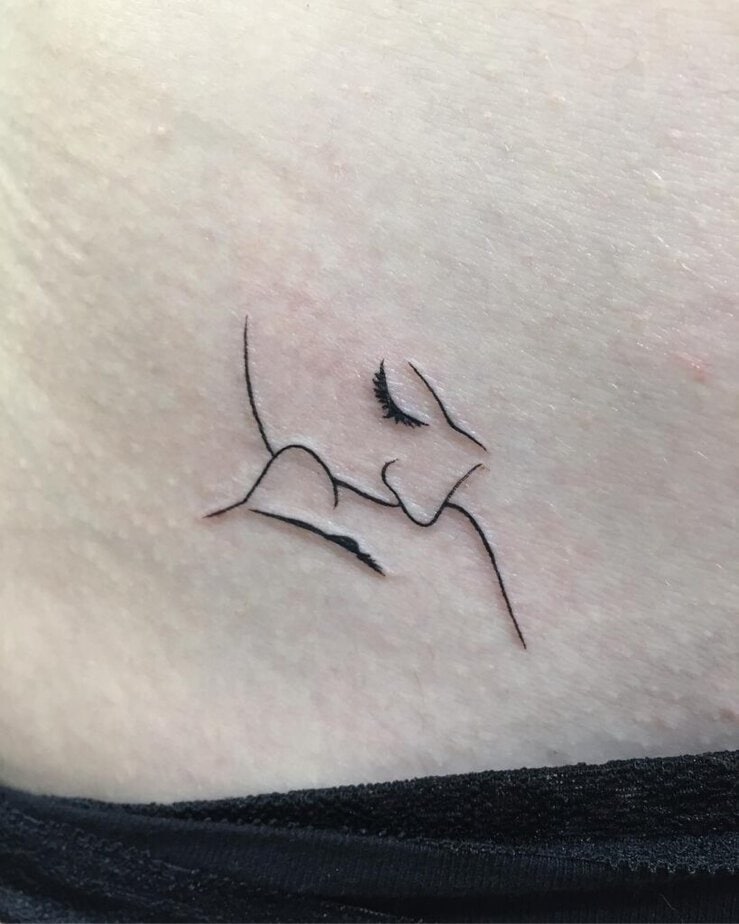 Minimal kiss tattoo