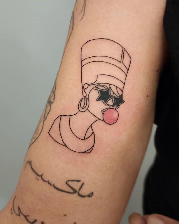 Nefertiti with star power