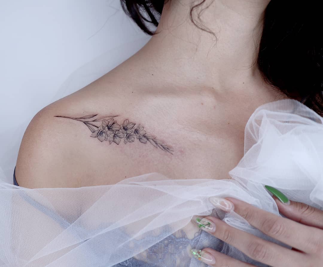 Shoulder gladiolus bouquet