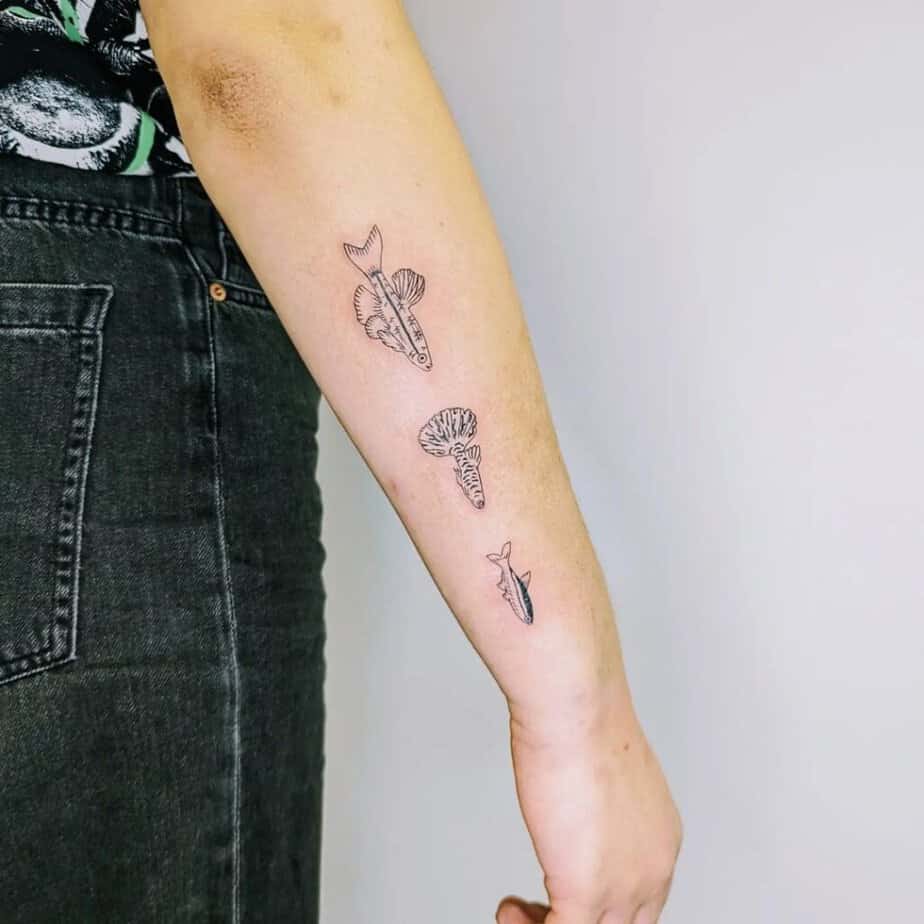 18. A tropical fish sticker sleeve