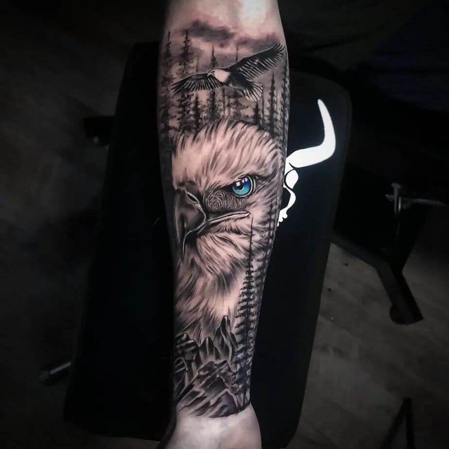 Tattoo of the head of an eagle