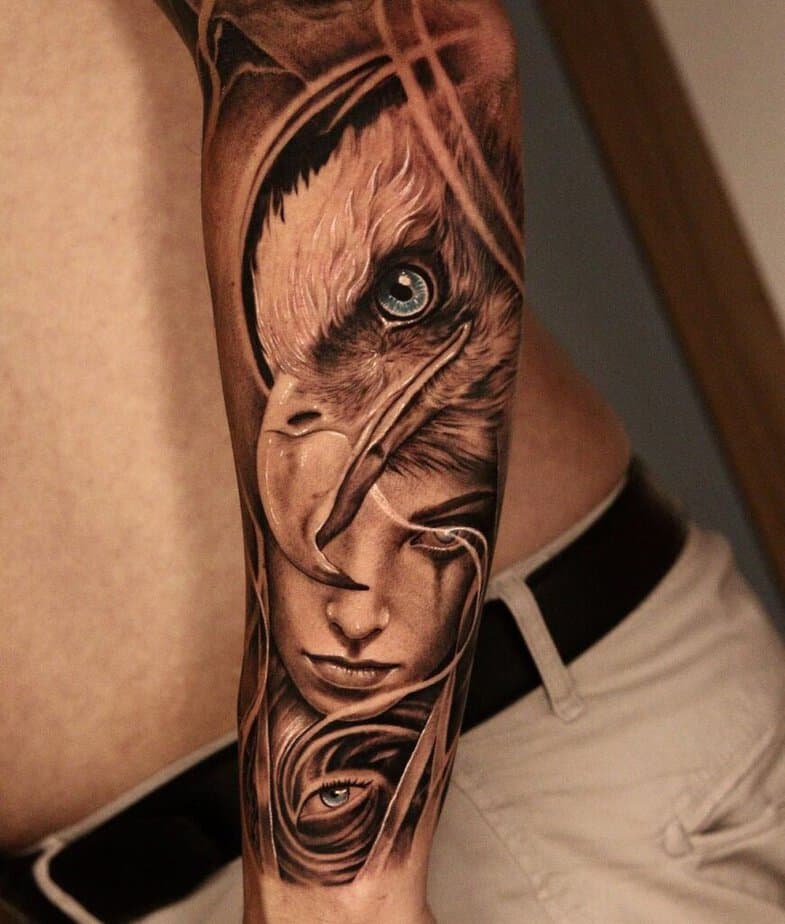 Tattoo of the head of an eagle